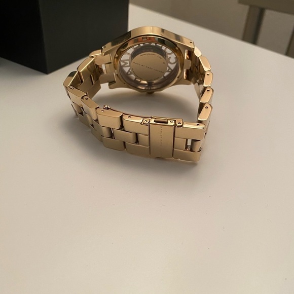 New in box Marc by Marc Jacobs gold link watch - Picture 7 of 10